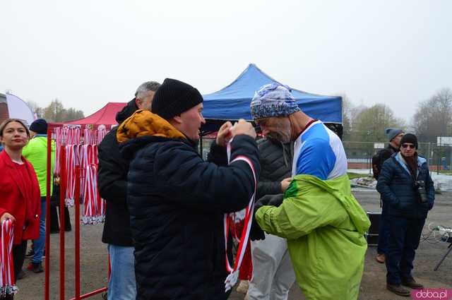 [FOTO, WIDEO] Ząbkowice Śląskie biegną dla Niepodległej – Patriotyzm na sportowo podczas 6. Biegu Niepodległości