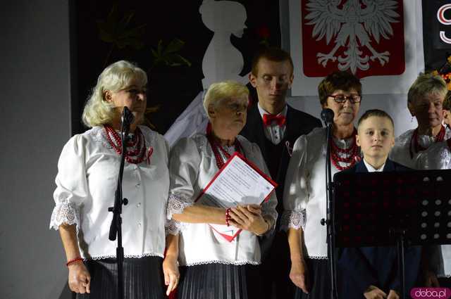 Moc pieśni patriotycznych w Świetlicy Wiejskiej w Stoszowicach 