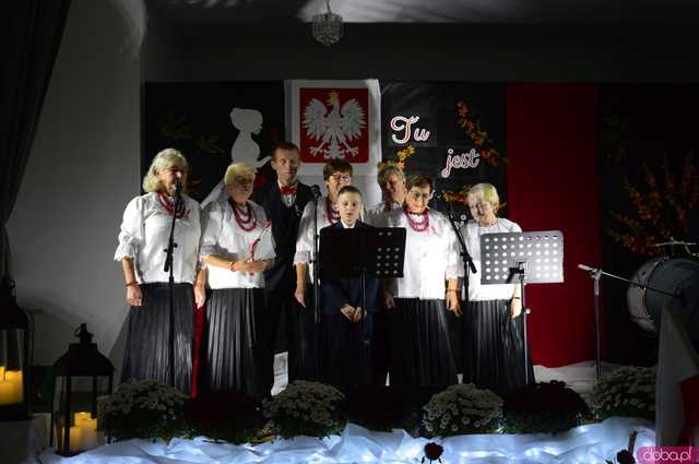 Moc pieśni patriotycznych w Świetlicy Wiejskiej w Stoszowicach 
