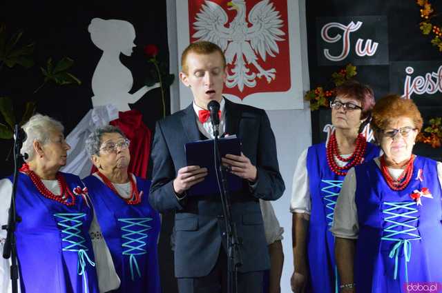 Moc pieśni patriotycznych w Świetlicy Wiejskiej w Stoszowicach 