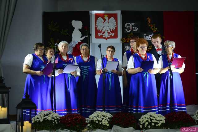 Moc pieśni patriotycznych w Świetlicy Wiejskiej w Stoszowicach 