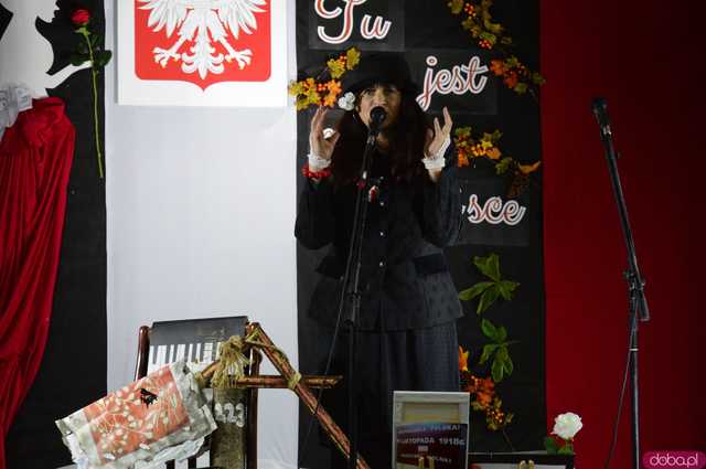 Moc pieśni patriotycznych w Świetlicy Wiejskiej w Stoszowicach 