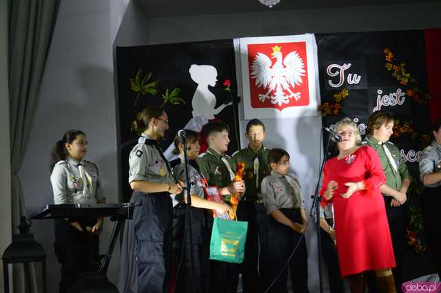 Moc pieśni patriotycznych w Świetlicy Wiejskiej w Stoszowicach 