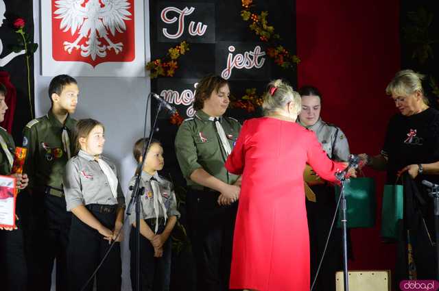 Moc pieśni patriotycznych w Świetlicy Wiejskiej w Stoszowicach 