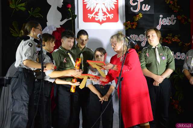 Moc pieśni patriotycznych w Świetlicy Wiejskiej w Stoszowicach 