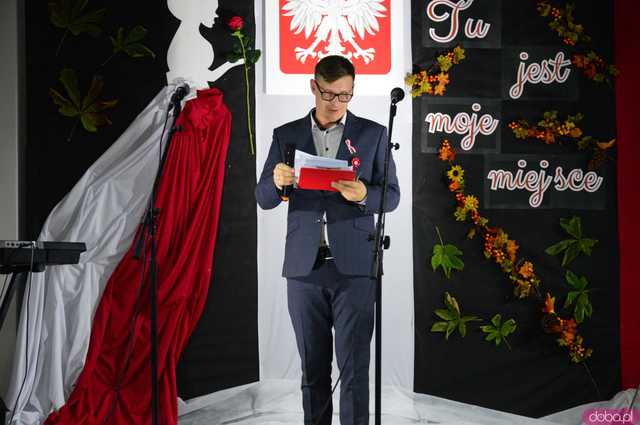 Moc pieśni patriotycznych w Świetlicy Wiejskiej w Stoszowicach 