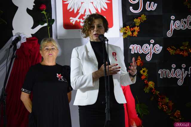Moc pieśni patriotycznych w Świetlicy Wiejskiej w Stoszowicach 