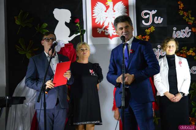 Moc pieśni patriotycznych w Świetlicy Wiejskiej w Stoszowicach 