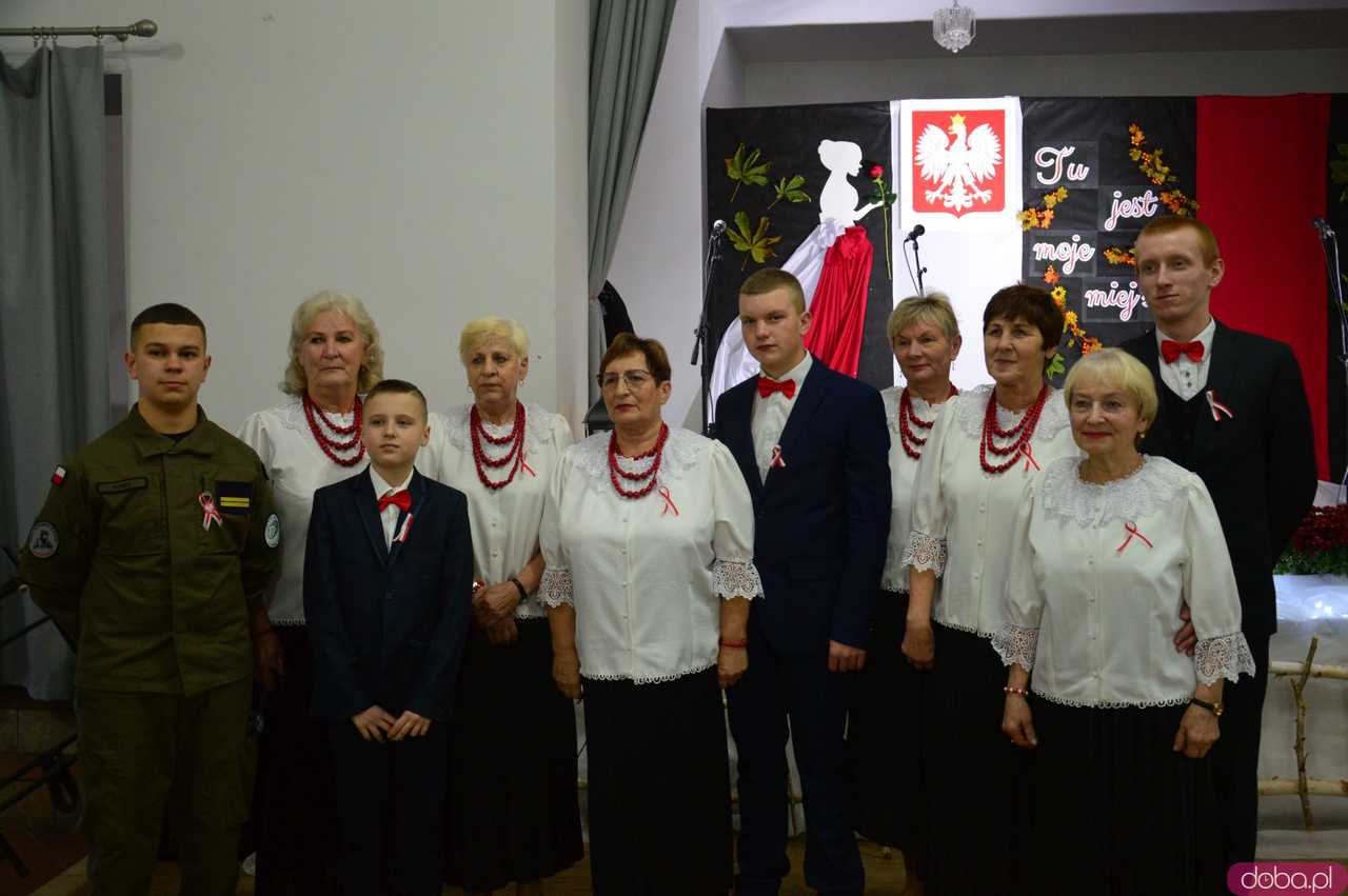 Moc pieśni patriotycznych w Świetlicy Wiejskiej w Stoszowicach 