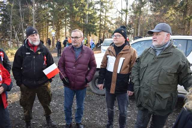 [FOTO] Setki głosów Mazurka Dąbrowskiego na najwyższym szczycie ziemi ząbkowickiej