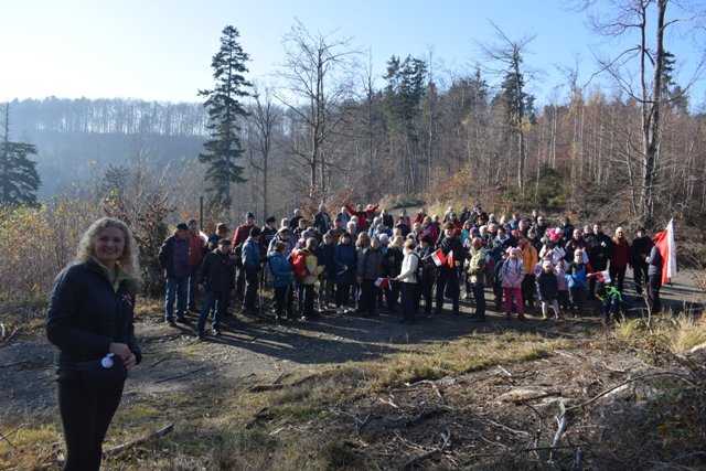 [FOTO] Setki głosów Mazurka Dąbrowskiego na najwyższym szczycie ziemi ząbkowickiej