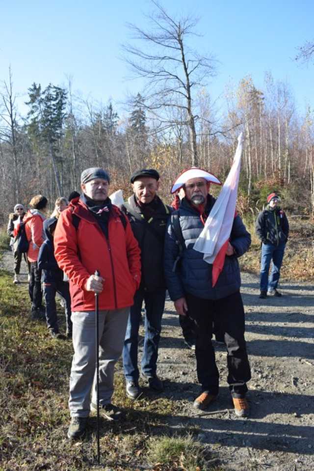 [FOTO] Setki głosów Mazurka Dąbrowskiego na najwyższym szczycie ziemi ząbkowickiej