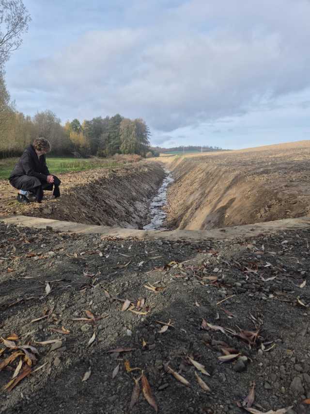 [FOTO] Prace nad konserwacją rowu melioracyjnego w Przedborowej zostały zakończone