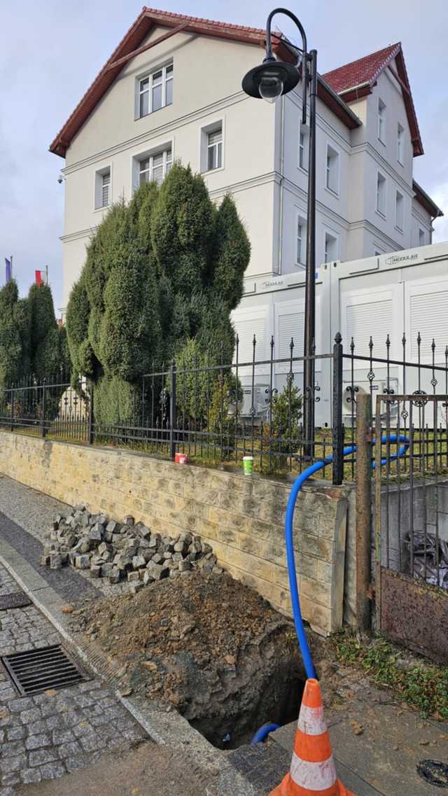 [FOTO] Montują nowe latarnie uliczne. Ruszył remont ulicy Głównej w Bardzie