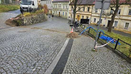 [FOTO] Montują nowe latarnie uliczne. Ruszył remont ulicy Głównej w Bardzie