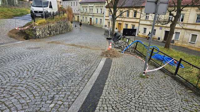 [FOTO] Montują nowe latarnie uliczne. Ruszył remont ulicy Głównej w Bardzie