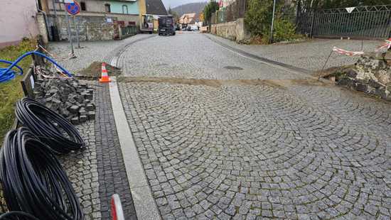 [FOTO] Montują nowe latarnie uliczne. Ruszył remont ulicy Głównej w Bardzie