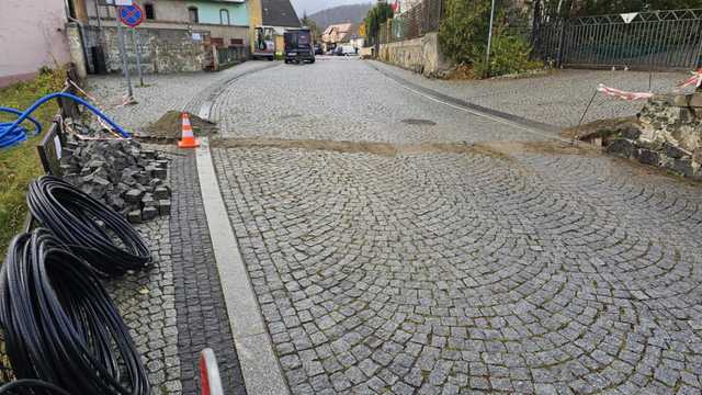 [FOTO] Montują nowe latarnie uliczne. Ruszył remont ulicy Głównej w Bardzie