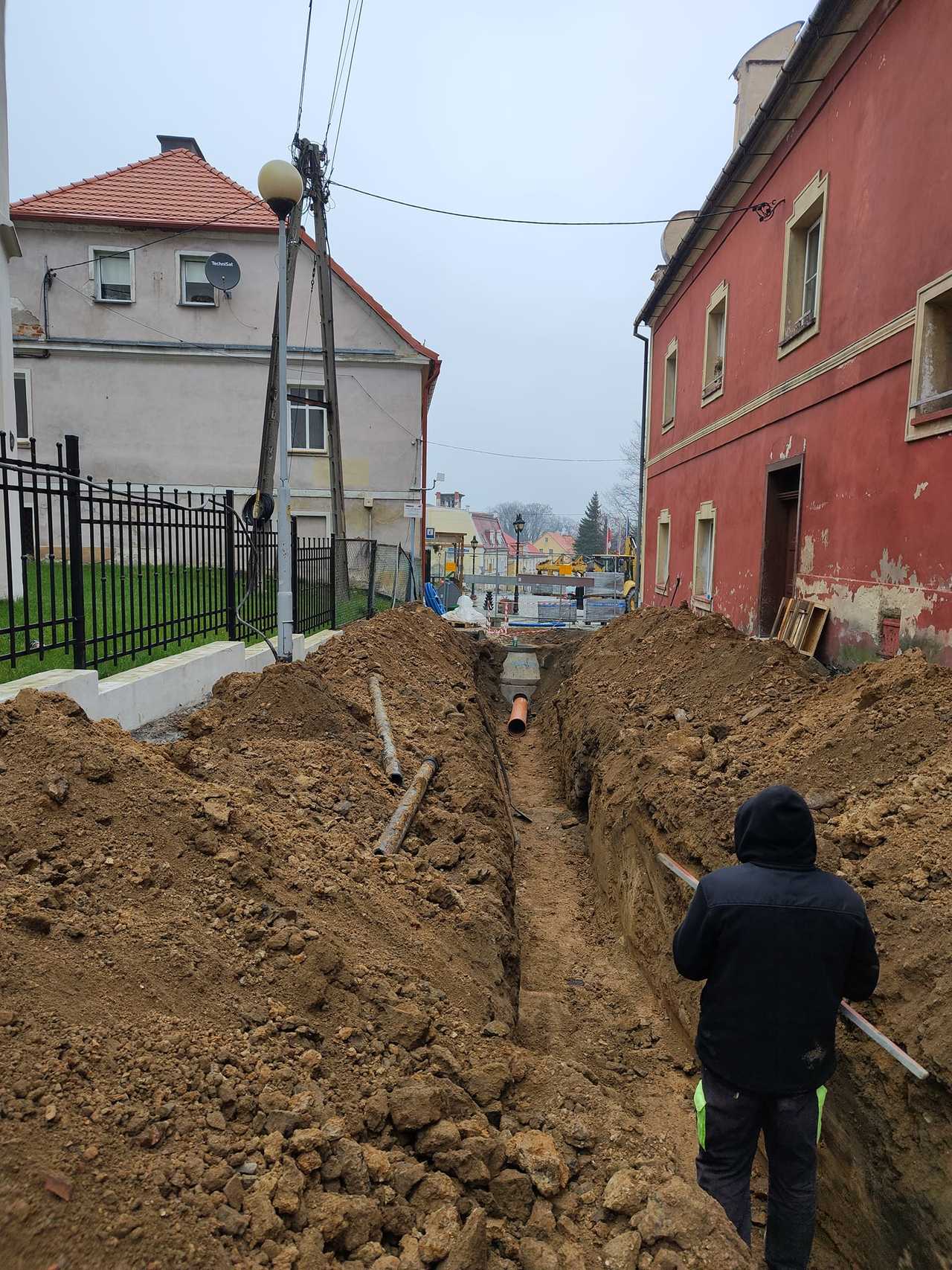 [FOTO] Trwają prace przy przebudowie pl. Kościelnego w Złotym Stoku