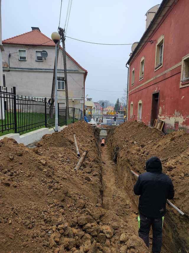 [FOTO] Trwają prace przy przebudowie pl. Kościelnego w Złotym Stoku