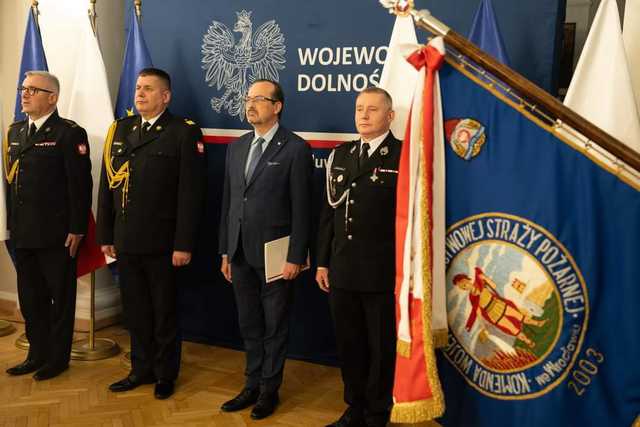 [FOTO] Strażacy z naszego powiatu wyróżnieni. Odznaczenia wręczono podczas uroczystej zbiórki