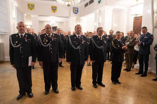 [FOTO] Strażacy z naszego powiatu wyróżnieni. Odznaczenia wręczono podczas uroczystej zbiórki
