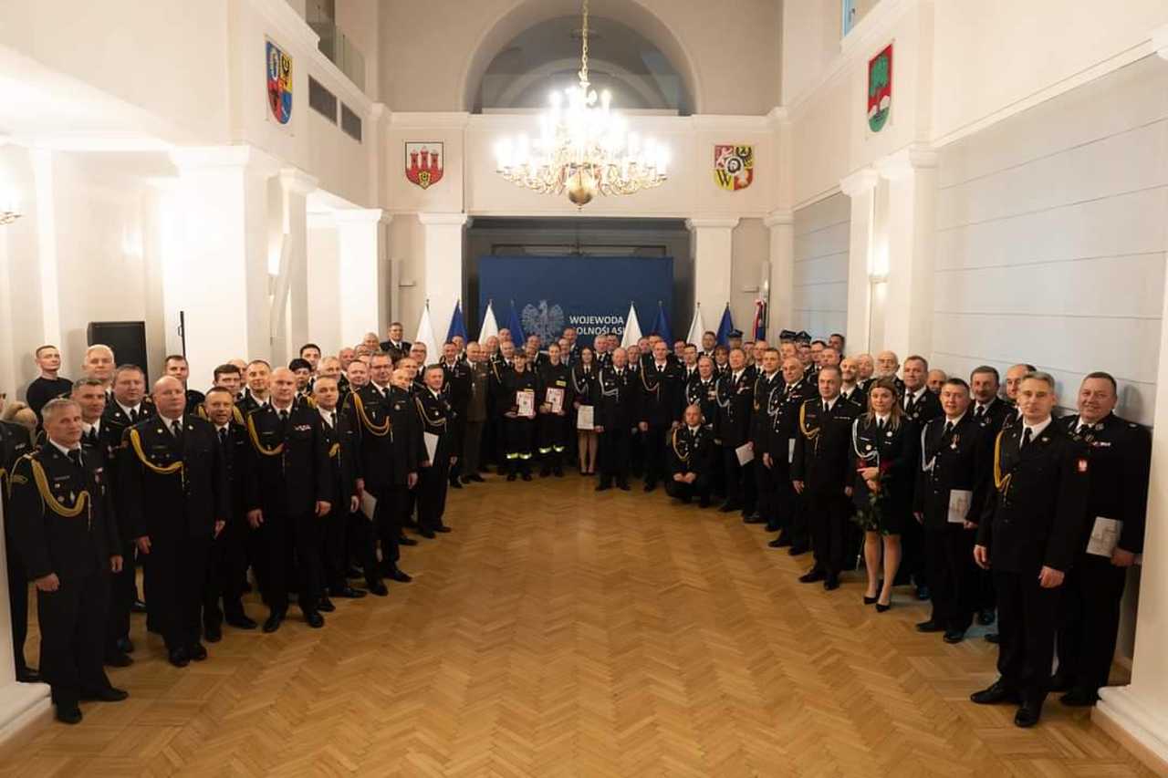 [FOTO] Strażacy z naszego powiatu wyróżnieni. Odznaczenia wręczono podczas uroczystej zbiórki