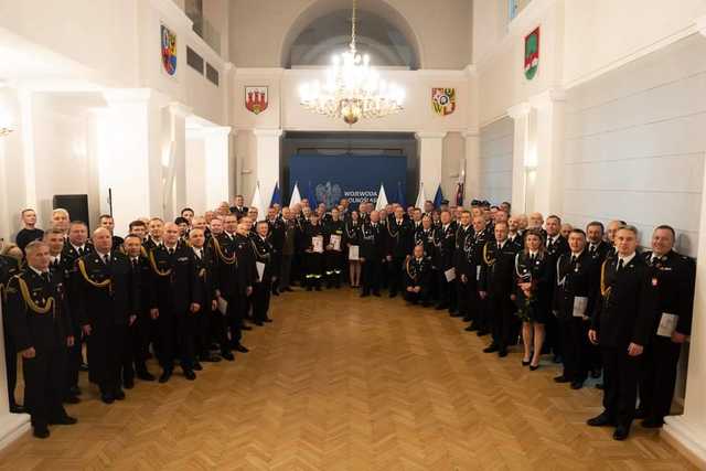 [FOTO] Strażacy z naszego powiatu wyróżnieni. Odznaczenia wręczono podczas uroczystej zbiórki