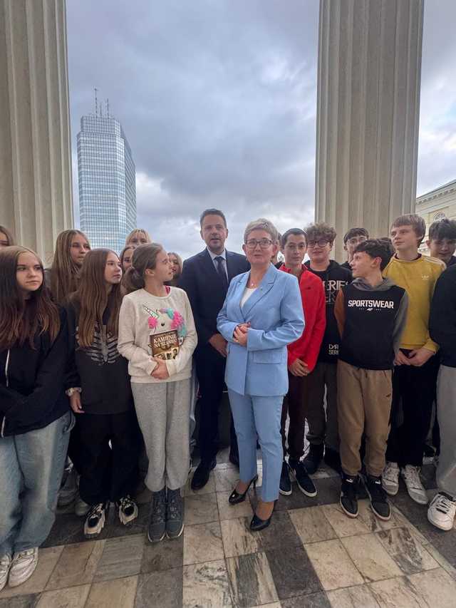 [FOTO] Uczniowie z Barda wizytowali u prezydenta Trzaskowskiego i kibicowali piłkarskiej reprezentacji