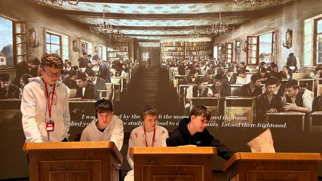 [FOTO] Uczniowie z Barda wizytowali u prezydenta Trzaskowskiego i kibicowali piłkarskiej reprezentacji