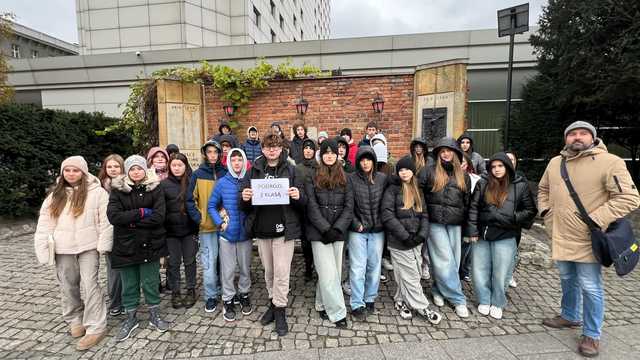 [FOTO] Uczniowie z Barda wizytowali u prezydenta Trzaskowskiego i kibicowali piłkarskiej reprezentacji