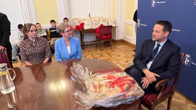 [FOTO] Uczniowie z Barda wizytowali u prezydenta Trzaskowskiego i kibicowali piłkarskiej reprezentacji