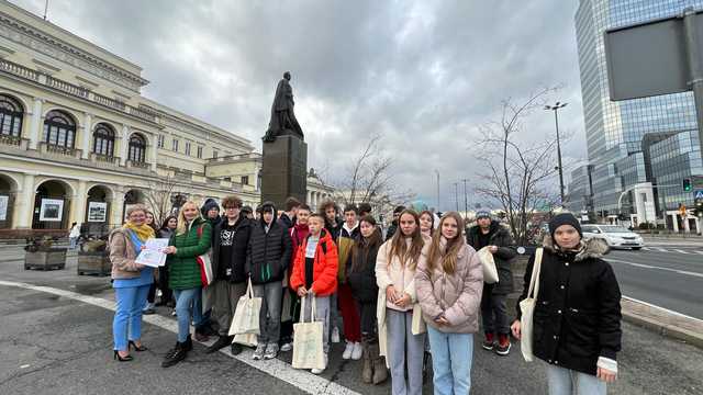 [FOTO] Uczniowie z Barda wizytowali u prezydenta Trzaskowskiego i kibicowali piłkarskiej reprezentacji