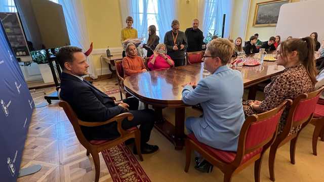 [FOTO] Uczniowie z Barda wizytowali u prezydenta Trzaskowskiego i kibicowali piłkarskiej reprezentacji