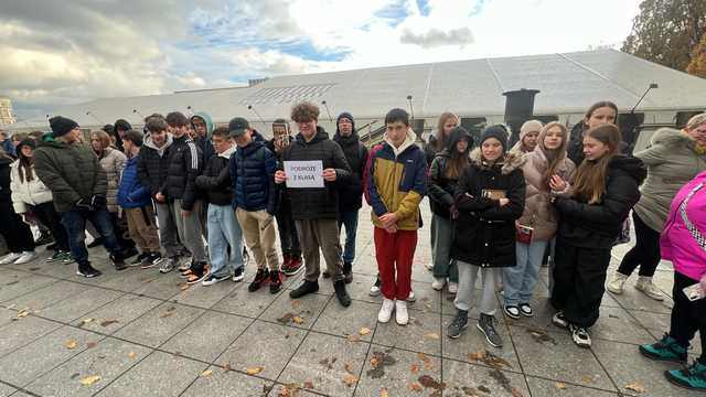 [FOTO] Uczniowie z Barda wizytowali u prezydenta Trzaskowskiego i kibicowali piłkarskiej reprezentacji