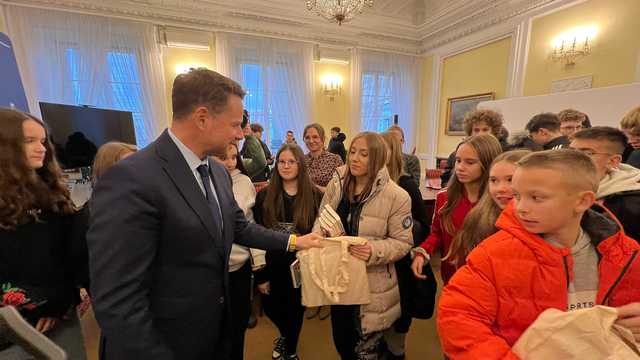 [FOTO] Uczniowie z Barda wizytowali u prezydenta Trzaskowskiego i kibicowali piłkarskiej reprezentacji