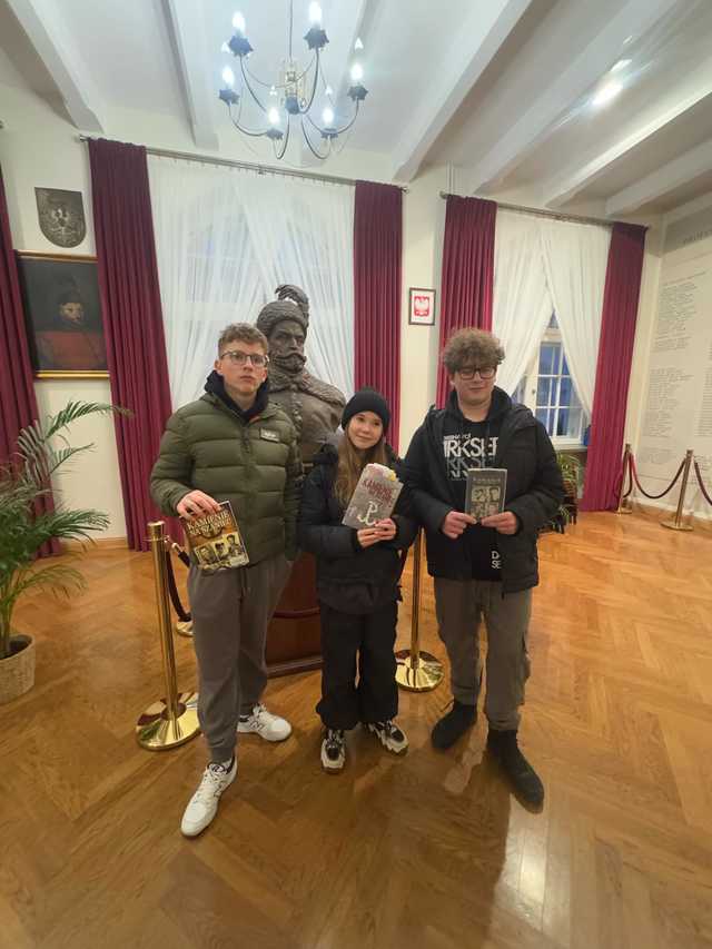 [FOTO] Uczniowie z Barda wizytowali u prezydenta Trzaskowskiego i kibicowali piłkarskiej reprezentacji