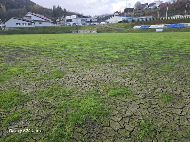 [FOTO] Stadion w Bardzie odzyska swój dawny blask! Ruszyły prace nad odbudową murawy po powodzi