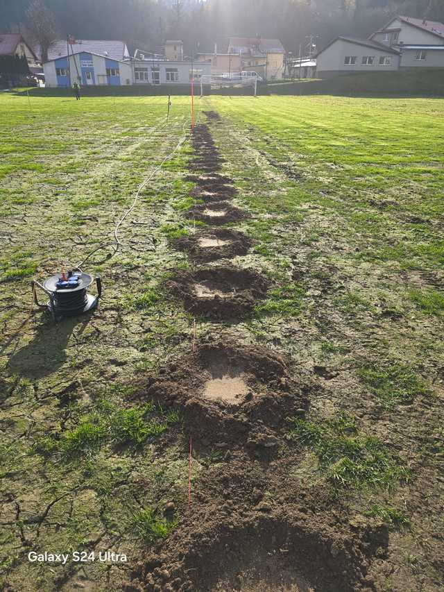 [FOTO] Stadion w Bardzie odzyska swój dawny blask! Ruszyły prace nad odbudową murawy po powodzi