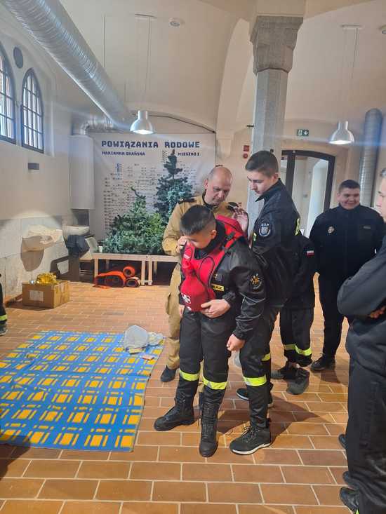 [FOTO] Strażacka młodzież w akcji: dzień pełen nauki, przygód i integracji w Kamieńcu Ząbkowickim