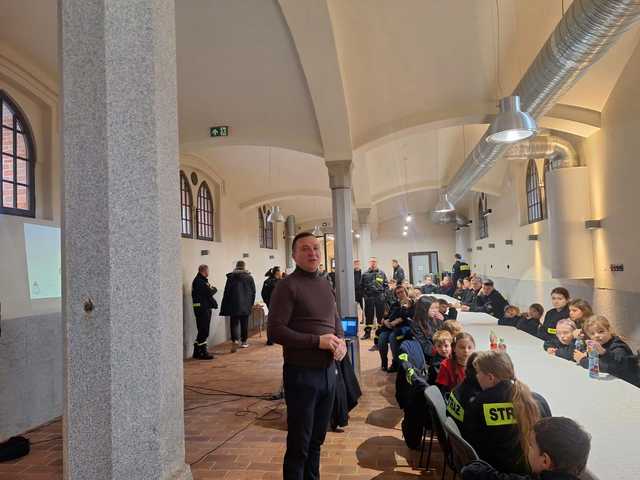 [FOTO] Strażacka młodzież w akcji: dzień pełen nauki, przygód i integracji w Kamieńcu Ząbkowickim