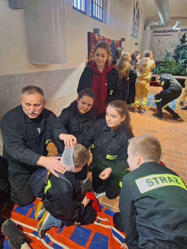 [FOTO] Strażacka młodzież w akcji: dzień pełen nauki, przygód i integracji w Kamieńcu Ząbkowickim