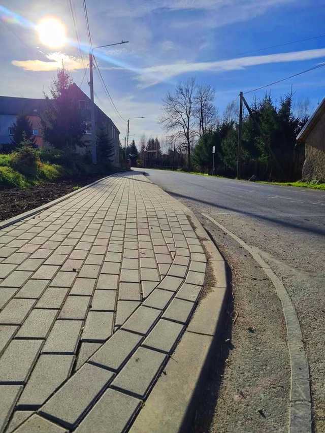 [FOTO] Nowa jakość na drogach w Stolcu: zakończono kluczowy etap przebudowy