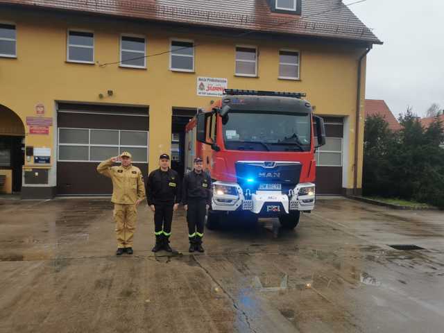 [FOTO] Mundurowi z naszego powiatu oddali hołd tragicznie zmarłemu policjantowi