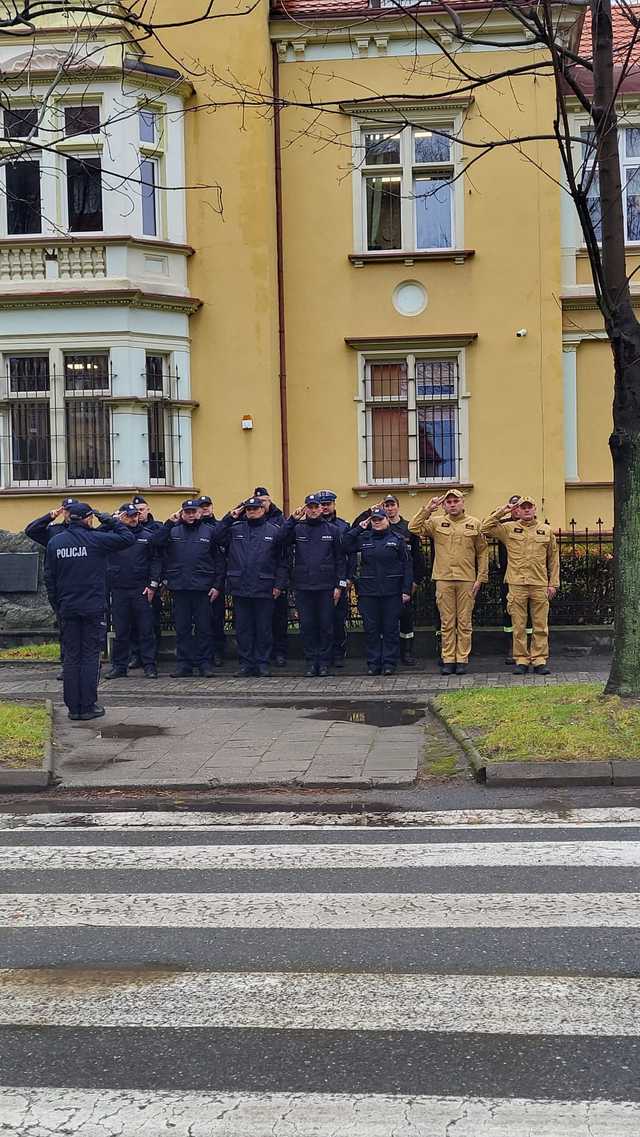 [FOTO] Mundurowi z naszego powiatu oddali hołd tragicznie zmarłemu policjantowi