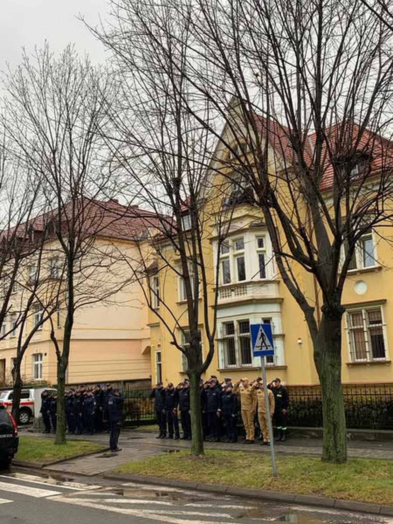 [FOTO] Mundurowi z naszego powiatu oddali hołd tragicznie zmarłemu policjantowi