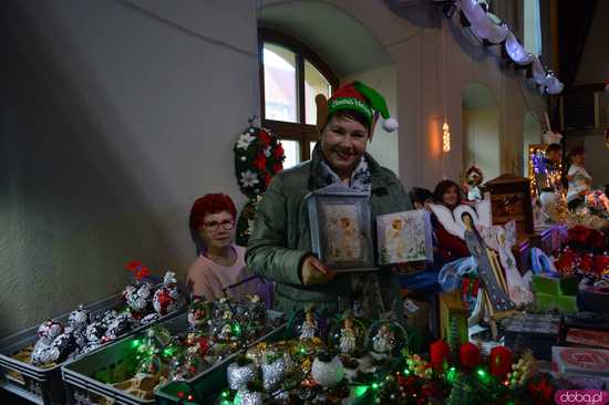 [FOTO] Magia świąt w „Aniołku”: Srebrnogórski Jarmark Bożonarodzeniowy zachwycił lokalną społeczność