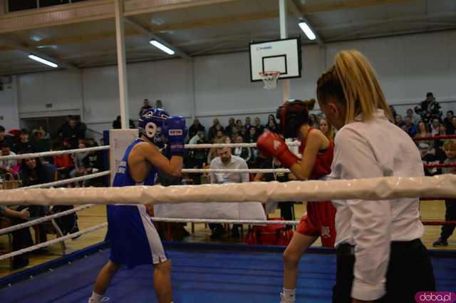 [FOTO,WIDEO] Charytatywna Mikołajkowa Gala bokserska dla Ali i Szymona