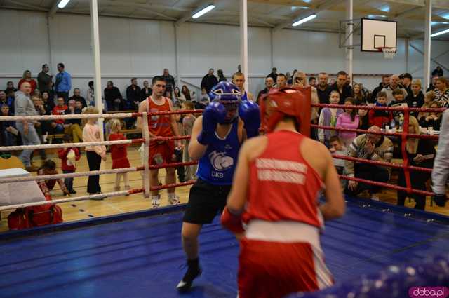 [FOTO,WIDEO] Charytatywna Mikołajkowa Gala bokserska dla Ali i Szymona