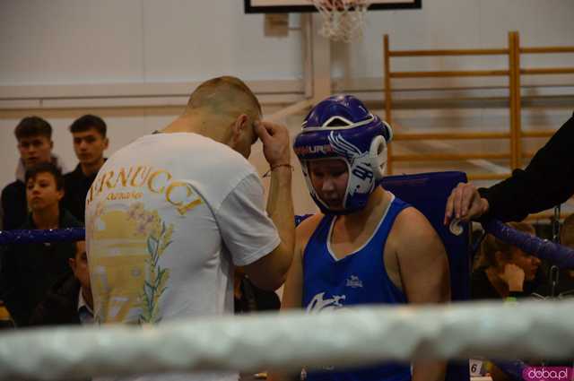 [FOTO,WIDEO] Charytatywna Mikołajkowa Gala bokserska dla Ali i Szymona